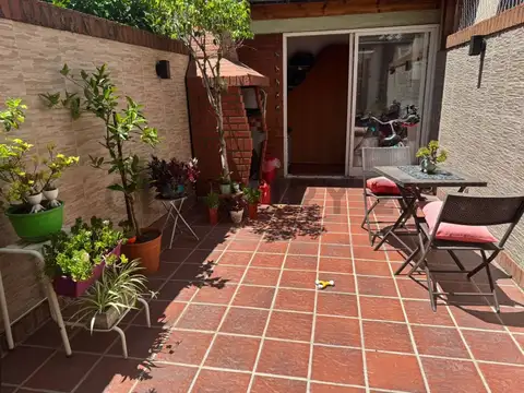 Triplex 5 amb. c/ent auto y hermoso patio