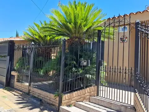 CASA 3 AMBIENTES VENTA SOLANO COCHERA Y JARDIN
