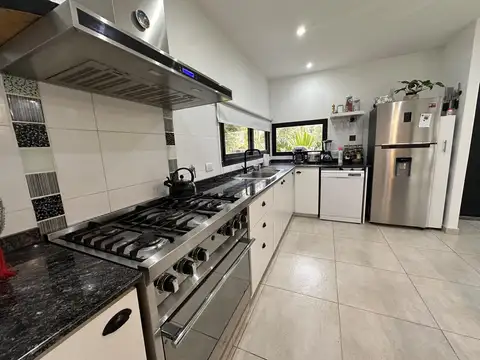 Casa en Venta con 2 cocheras