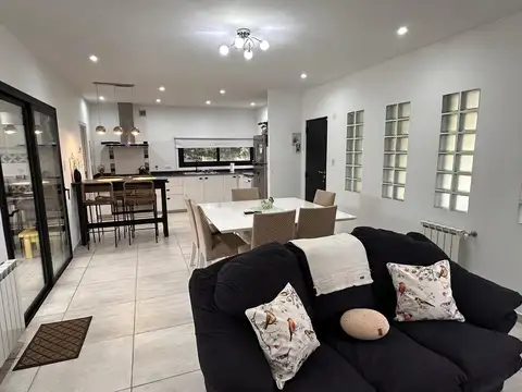 Casa 4 ambientes con 2 baños