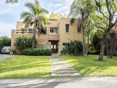 Casa en Venta con 3 cocheras