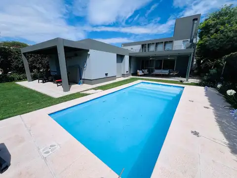 Casa a la venta Country Manantiales excelente ubicación