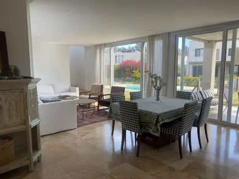 Casa en Alquiler Temporal con 2 cocheras