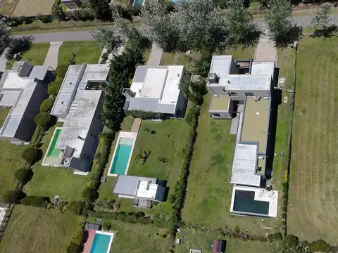 Casa en Alquiler en Puerto Roldan, USD 2.300