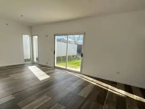 Casa en Alquiler en Villa Elvira, $ 720.000