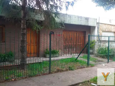 Casa en venta - 3 Dormitorios 2 Baños - 330Mts2 - Mar del Plata