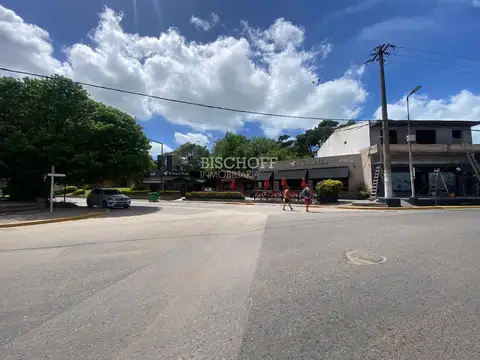 VENTA DE 3 LOCALES COMERCIALES SOBRE AVENIDA PRINCIPAL 