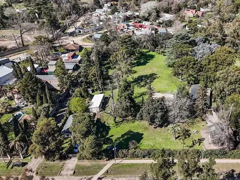 Casa a la venta con muy amplio terreno.