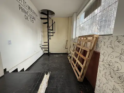 Venta local comercial con vidriera a la calle en Caballito