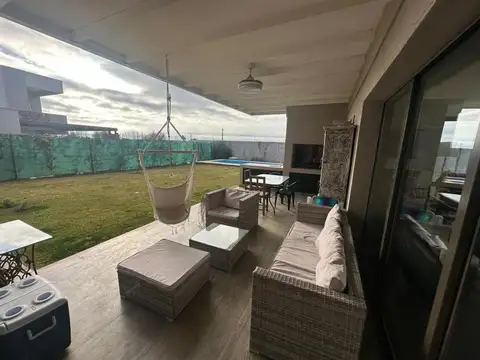 Casa 5 ambientes con 4 baños