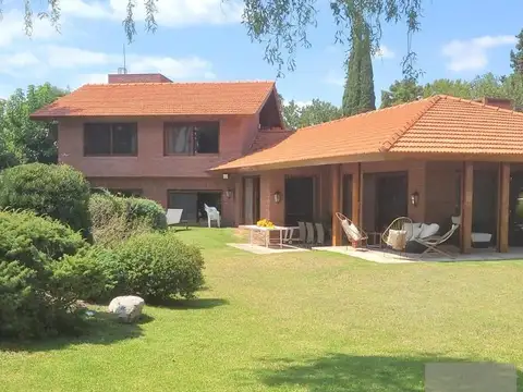 Casa 7 ambientes con 5 baños