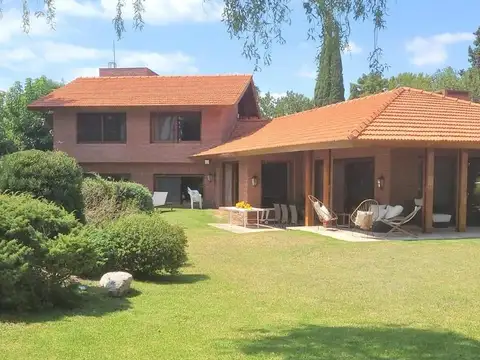 Casa 7 ambientes con 5 baños