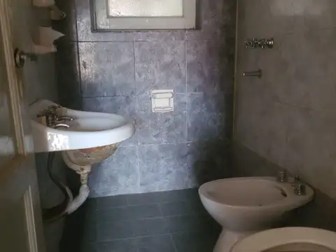 Casa 6 ambientes con 2 baños