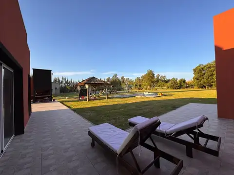 Casa 4 ambientes con 2 baños