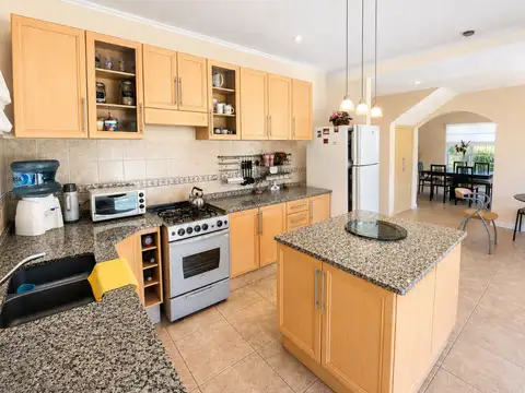 CASA EN VENTA EN EL ROCIO 6 AMBIENTES