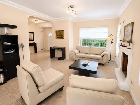 Casa 6 ambientes con 2 baños