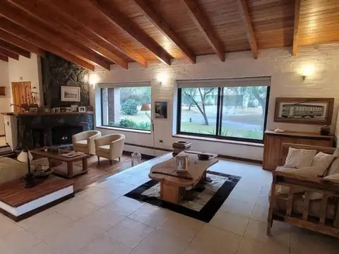 Avenida Padre Luchesse 400