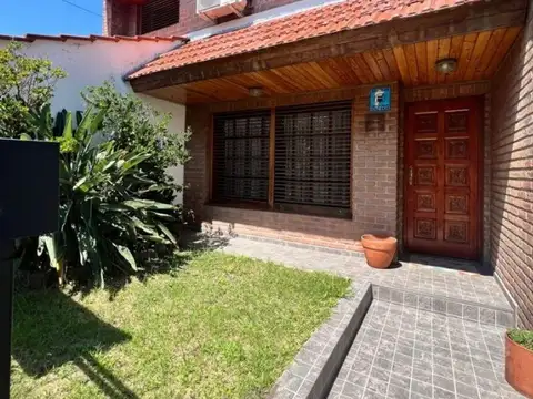 VENTA CASA 4 AMBIENTES 2 COCHERA PARRILLA LANUS