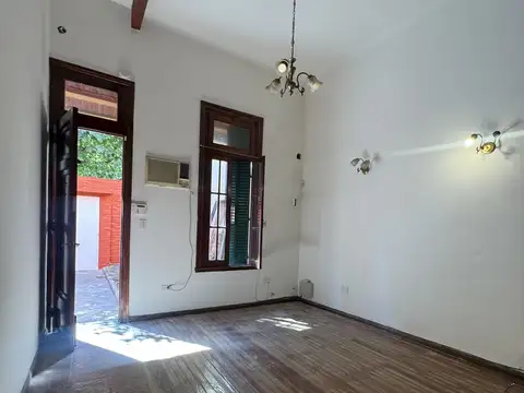 Casa 4 ambientes con 2 patios y cochera