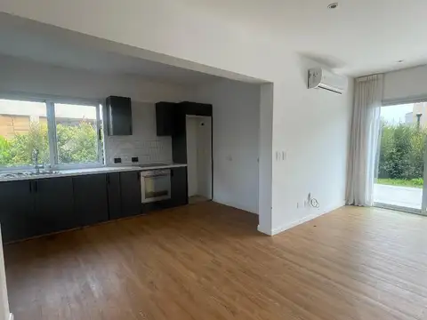 Casa en Alquiler con 2 cocheras