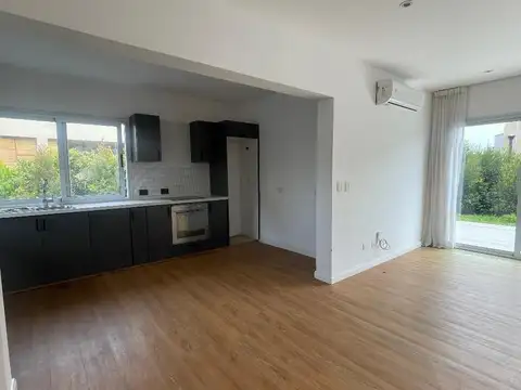 Casa en Alquiler con 2 cocheras