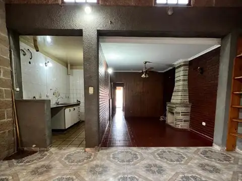 Casa 4 ambientes con 2 baños
