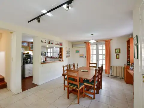 Casa 4 ambientes con 2 baños