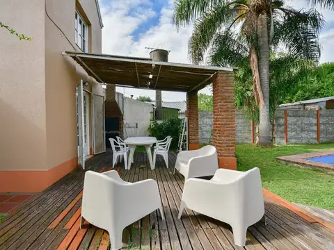 CASA 2 DORMITORIOS Y ESTUDIO EN VENTA CITY BELL