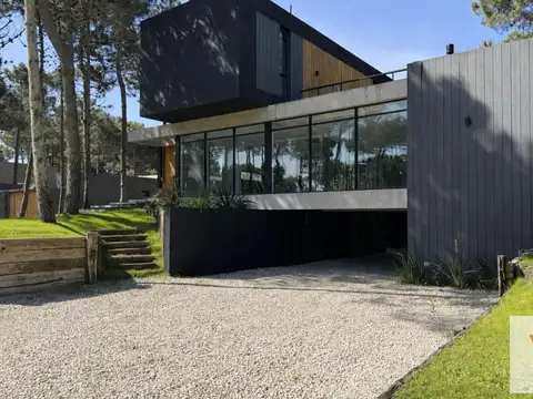 Casa en venta - 6 Dormitorios 5 Baños - Pinamar