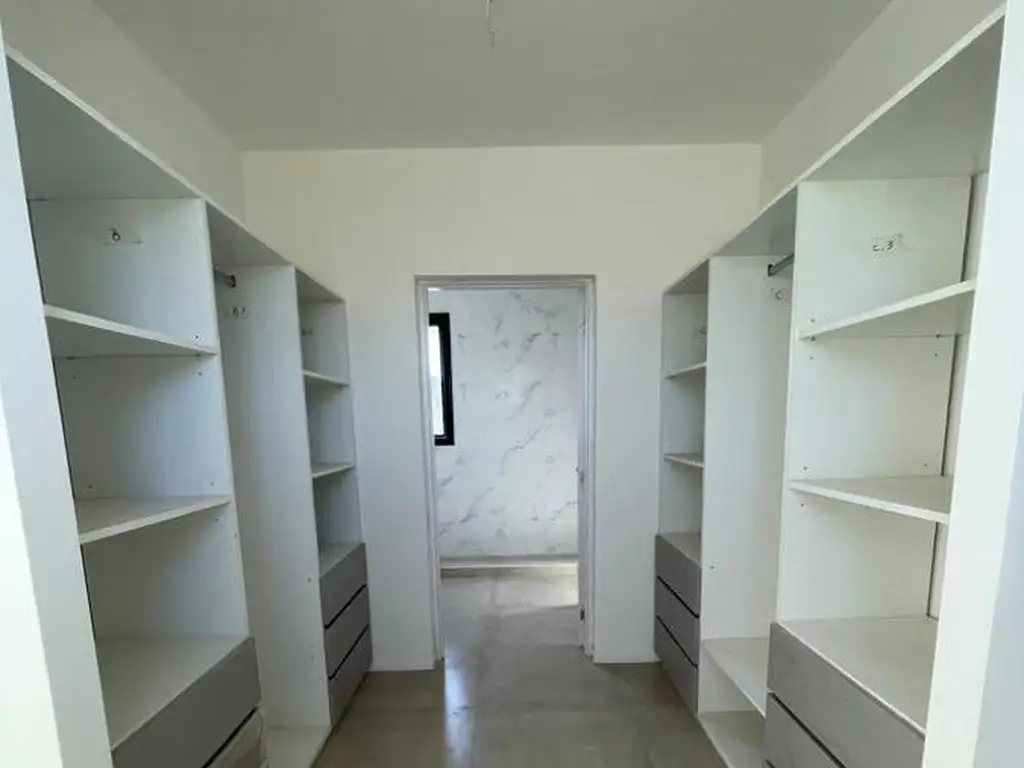 Casa - 230  m² Cubierta | 3 dormitorios | A Estrenar | 2 baños | 6 ambientes | 2 cocheras