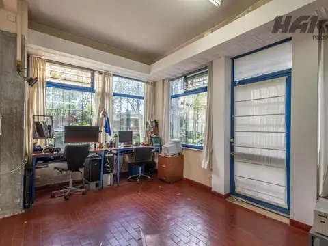 Amplio Local en Villa Urquiza ideal oficina o café de especialidad . Gran potencial !