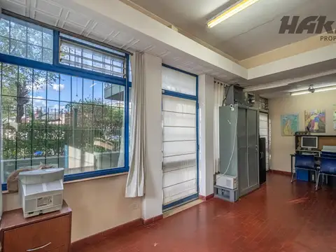 Amplio Local en Villa Urquiza ideal oficina o café de especialidad . Gran potencial !