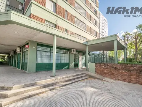 Amplio Local en Villa Urquiza ideal oficina o café de especialidad . Gran potencial !