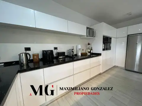 Casa en Alquiler con 2 cocheras