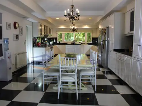 Casa 11 ambientes con 8 baños