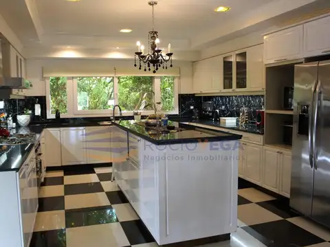 Casa en Venta con 3 cocheras