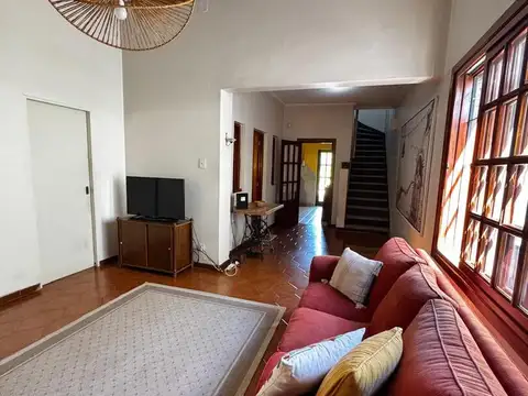 Casa 5 ambientes con 2 baños