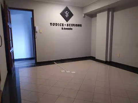 ALQUILER OFICINA AMPLIA- IDEAL ESTUDIOS Y EMPRESAS