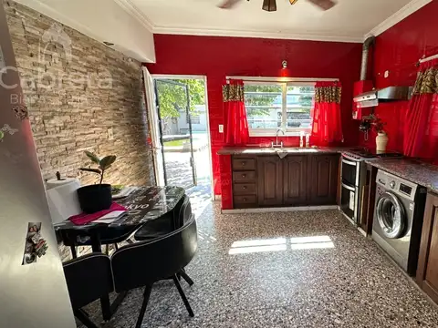 Casa 4 ambientes con 2 baños