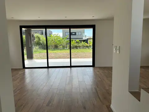 Casa 6 ambientes con 4 baños