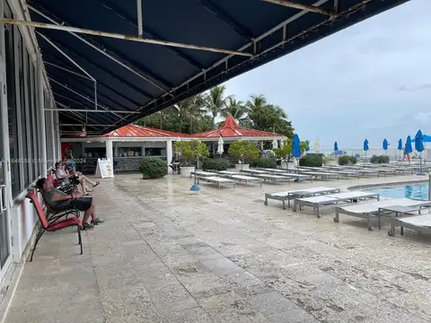 Collins Avenue e/ Terracina Avenue y Beach Access Path