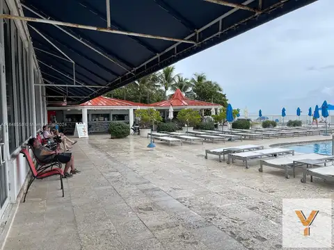 Collins Avenue e/ Terracina Avenue y Beach Access Path