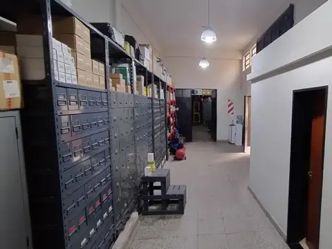 UNICO :: LOCAL 2 PLANTAS :: 1000MT2 :: MONTACARGAS ::