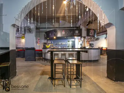 Local bailable y hotel en el centro