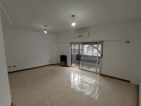 DEPTO. 3 AMB. - SEMIPISO - 74m² - FRENTE - BALCÓN Y TERRAZA CON PARRILLA - MONTE CASTRO - VENTA