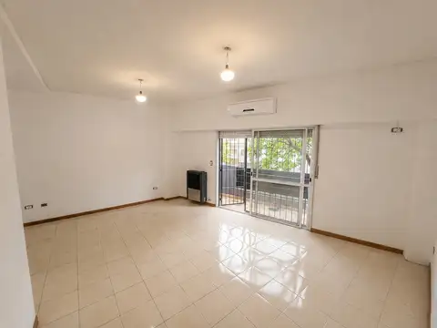 DEPTO. 3 AMB. - SEMIPISO - 74m² - FRENTE - BALCÓN Y TERRAZA CON PARRILLA - MONTE CASTRO - VENTA