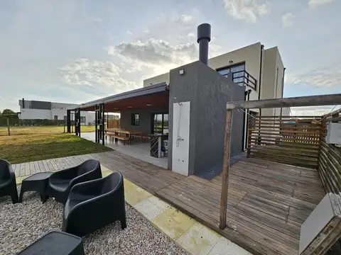 Casa 5 ambientes con 3 baños