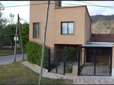 Exc casa 4 dor vta esc/qcho/asad/jard/gge B° U. Católica