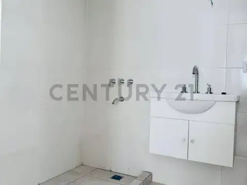 21 A entre 450 y 451. Venta de casa tres dormitorios, City Bell.