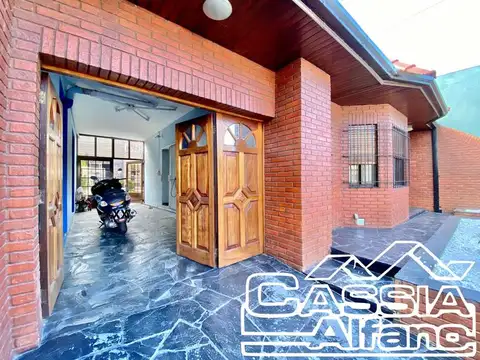 Casa en Venta con 2 cocheras